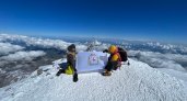 Флаг Нижегородской области установили на вершине горы Эльбрус