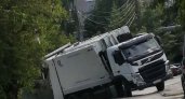 В Дзержинске многотонный мусоровоз провалился в яму 