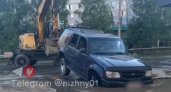 В одном из районов Нижнего Новгорода автомобиль провалился под землю