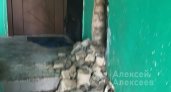 Жильцы одного из домов в Дзержинске зашли в подъезд и увидели дыру в стене