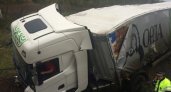 В Нижегородской области фура опрокинулась в кювет около ж/д путей
