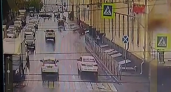 В Нижнем Новгороде парень на мокрой дороге влетел в ограждение и сбил пешехода