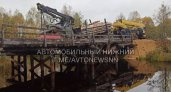 Грузовик вез бревна по мосту в Нижегородской области, когда произошло обрушение