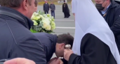 Никитин поцеловал руку патриарху Кириллу и подарил букет белых роз