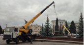 В Сарове накренился медный Ленин, приехал кран