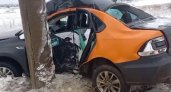 В Дзержинске два человека пострадали, врезавшись на арендованной машине в дерево