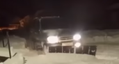 Нижегородец не дождался помощи от властей и начал борьбу со снегом на своем внедорожнике