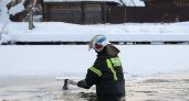 Нижегородские пожарные ежедневно рубят лед, помогая стае уток