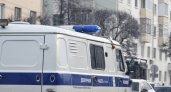 Мужчина вынес из дома нижегородцев детские вещи и самовар