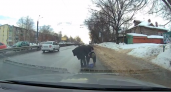 Нижегородский водитель увидел лежавшую на трассе женщину, остановился и помог