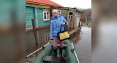 Соцработники добираются до жителей затопленных деревень на лодках