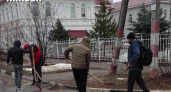 Зэки вышли на уборку улиц в Семенове