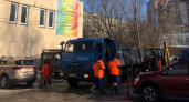 Из-за огромной ямы с лужей в асфальте в Нижнем Новгороде перекрыли дорогу