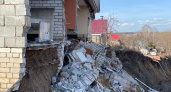 После обрушения дома в овраг в Нижегородской области возбудили уголовное дело