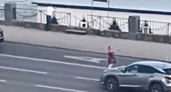 Девушка ходила по шоссе и размахивала пистолетом в Нижнем Новгороде