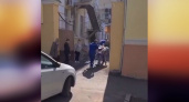 Тяжелобольного пациента несли на руках до нижегородской больницы из-за брошенного авто