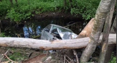 Lada вылетела с дороги и рухнула в речку в Володарском районе 