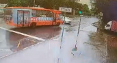 Появилось видео, как автобус снес иномарку и впечатал ее в столб в Нижнем Новгороде