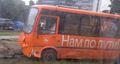 Автобус с пассажирами отбросило на трамвайные пути в Нижнем Новгороде