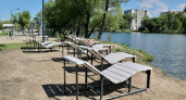 Пора на отдых: шезлонги, скамейки и качели появились рядом с озером Вторчермета