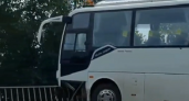 Туристический автобус столкнулся с маршруткой и чуть не слетел с моста в Нижнем Новгороде