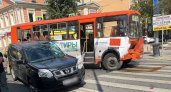 В центре Нижнего Новгорода столкнулись внедорожник и маршрутка