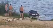 На пляже в Дзержинске "Лада" улетела в реку