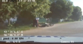 Полицейский пояснил, почему сшиб на землю водителя мопеда во время движения в Богородске