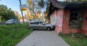 Отечественная легковушка протаранила стену в Нижнем Новгороде