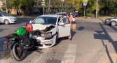 Мотоцикл и иномарка влетели друг в друга на одной из улиц Сормово