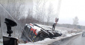 Грузовик слетел со скользкой дороги под Нижним Новгородом и выпал в кювет