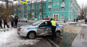 Женщина-водитель проехала на красный и врезалась в автомобиль ГИБДД в Дзержинске 