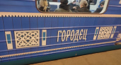 Поезд с городецкой росписью начал ездить по питерской подземке