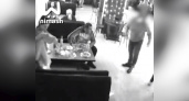 Посетитель заволжского кафе обвинил охранников в избиении, но камера показала другое