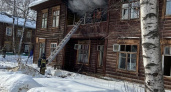 В Ленинском районе посреди дня вспыхнул деревянный дом