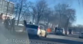В Нижнем Новгороде посреди дороги полыхает легковушка