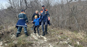 Туристам с детьми из Нижнего Новгорода потребовалась помощь на склоне горы в Геленджике 