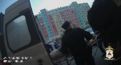 Полицейские задержали нижегородца, который размахивал ножом и угрожал спрыгнуть с многоэтажки 