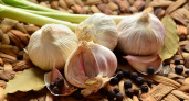 Чеснок будет размером с картофелину: просто полейте его этим копеечным раствором в июне