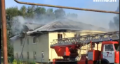 Двухэтажный дом вспыхнул в Балахне посреди дня