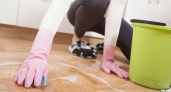 Добавьте 2 ложки в ведро — и пол засияет как новый: теперь можно ходить и в белых носках