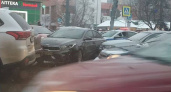 Иномарка протаранила несколько машин на парковке в Нижнем Новгороде