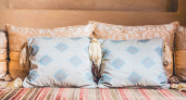 Старые подушки снова запахнут свежестью: одна уловка от пота и изношенности