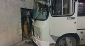 В Дзержинске завели уголовное дело из-за автобуса, влетевшего в здание