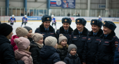 Воспитанники центра "Улыбка" посетили женский хоккейный турнир благодаря нижегородской полиции