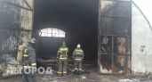 Огонь охватил ангар и 500 метров сухой травы на предприятии в Дзержинске