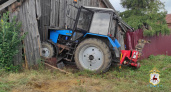 Гость из Свердловской области угнал трактор в нижегородской деревне и врезался в сарай