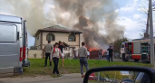 В Нижнем Новгороде посреди дня загорелся частный дом: дым было видно с другого конца города