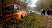 В Балахне легковушка сбросила в кювет автобус