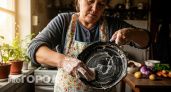 Заливаю кипятком пару пакетиков, и сковородка как новая - от жира и нагара не остается и следа